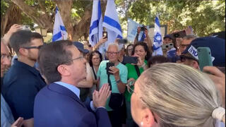 נשיא המדינה הרצוג יצא לדבר עם מפגינים מחוץ לאירוע בהשתתפותו בזיכרון יעקב