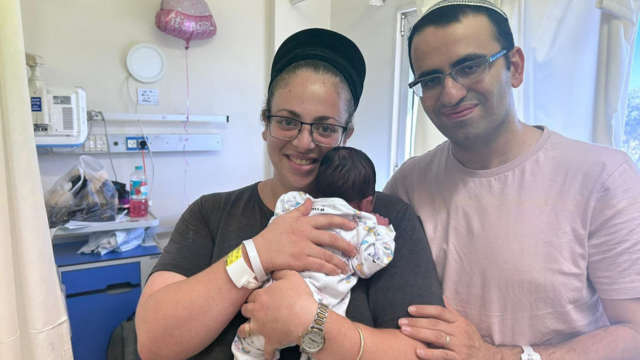 Счастливые родители Хила и Амир с новорожденным