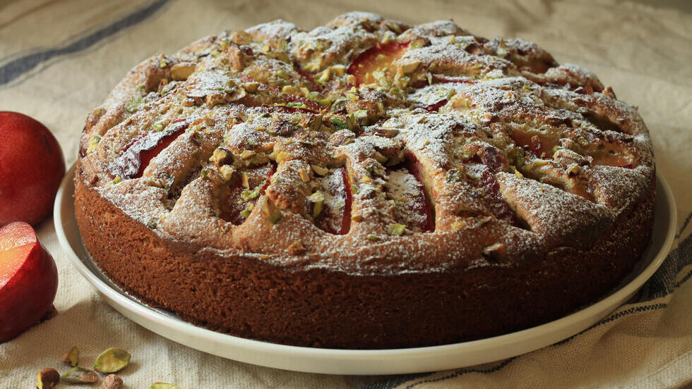 Tasty and easy to make (Photo: Orly Hermesh) עוגת שזיפים