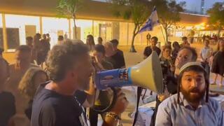 מפגינים הפריעו ל"ניסיונות ההידברות" של צבי סוכות בתל אביב