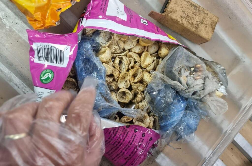 כלי נשק מוסלקים בתוך שקיות חטיפים פלסטינים