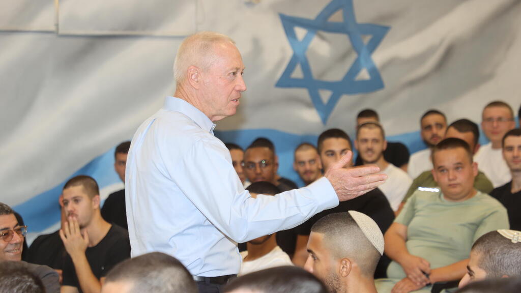 יואב גלנט נואם בפני מתגייסים חדשים לחטיבות כפיר ונח"ל, בתל השומר