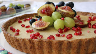 מתכונים פאי חגיגי עם מלית קשיו קרמית מעוטר בפירות טריים וזילוף דבש