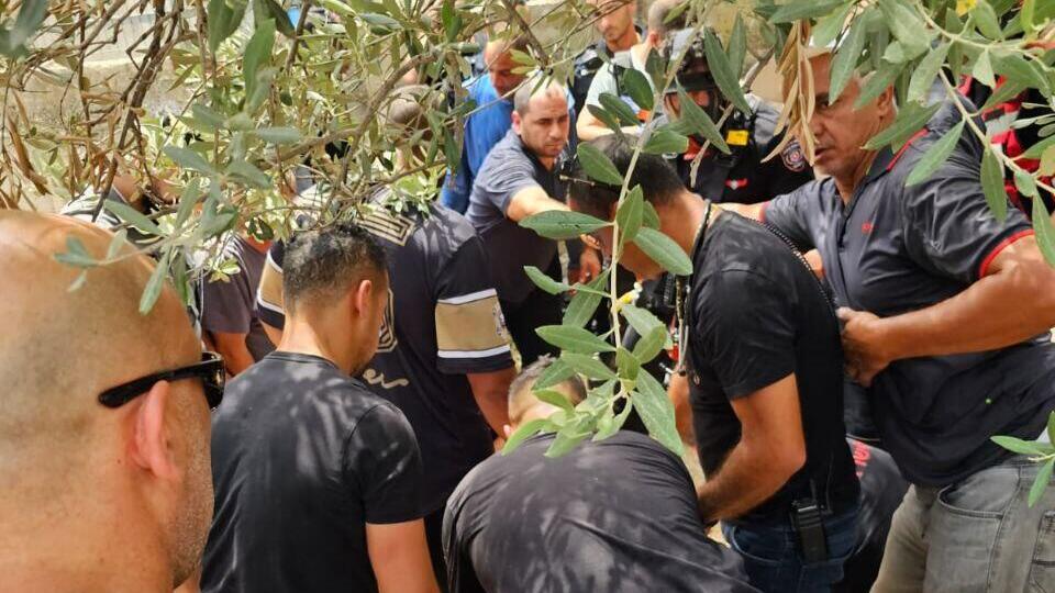 פעולות חילוץ ליד כרמיאל: נער נפל לבור - ושניים שניסו לסייע לו נפלו אף הם