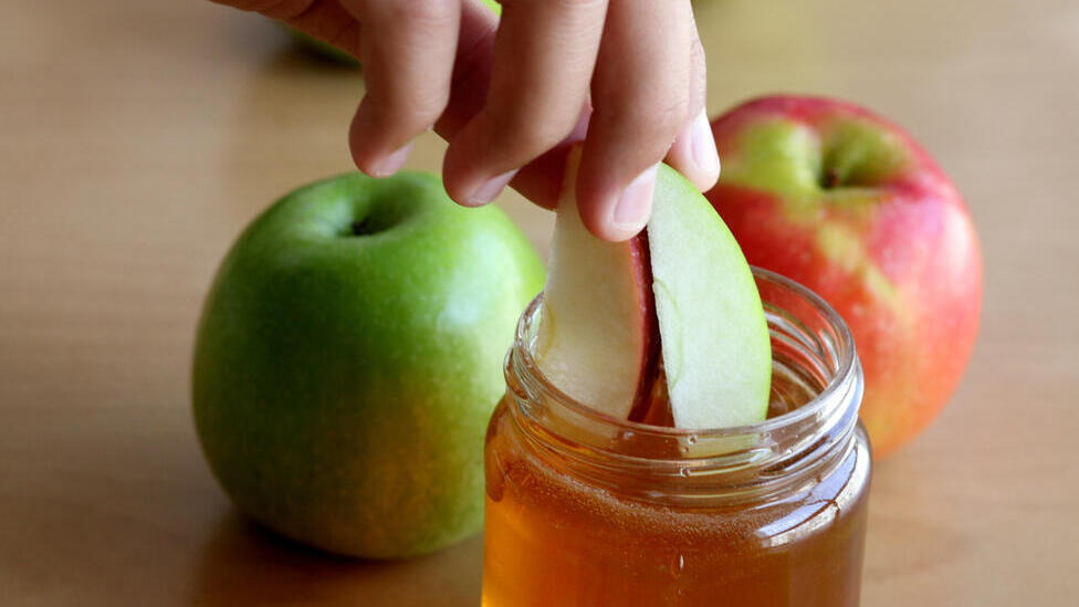 Яблоки макают в мед и желают сладкого года