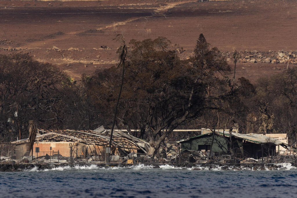 הרס שריפה בעיירה להיינה באי מאווי הוואי ארה"ב