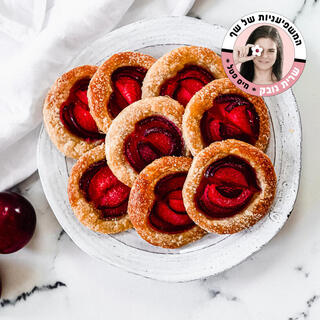 מאפה אישי של בצק עלים ושזיפים