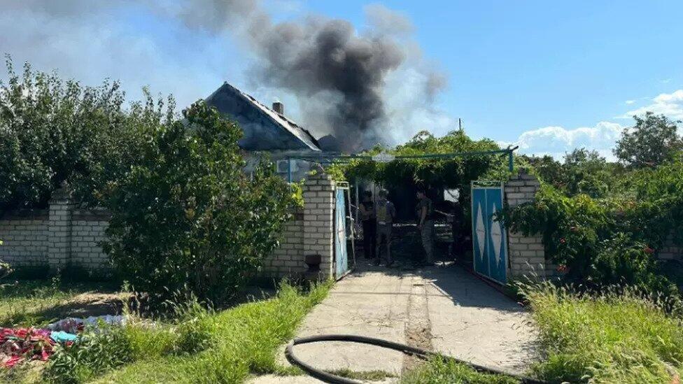 בית משפחה בכפר שירוקה בלקה באזור חרסון שנפגע בהפגזה של רוסיה בה נהרגו הורים ושני ילדיהם מלחמה אוקראינה