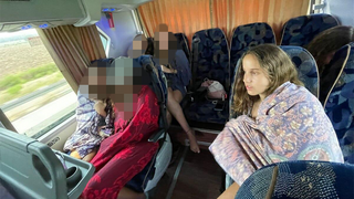 נהג אגד הפריד בין הבנים לבנות שעלו על האוטובוס והכריח את הנערות להתכסות בשמיכה