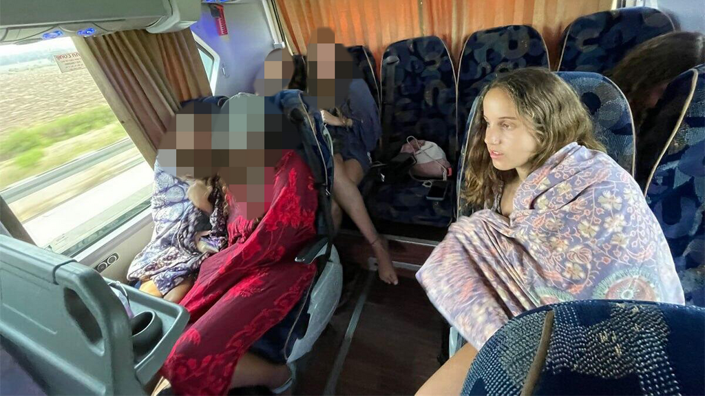 Водитель автобуса в Ашдоде велел девочкам сесть сзади и прикрыться (Фото предоставлено Ynet героями снимка) נהג אגד הפריד בין הבנים לבנות שעלו על האוטובוס והכריח את הנערות להתכסות בשמיכה