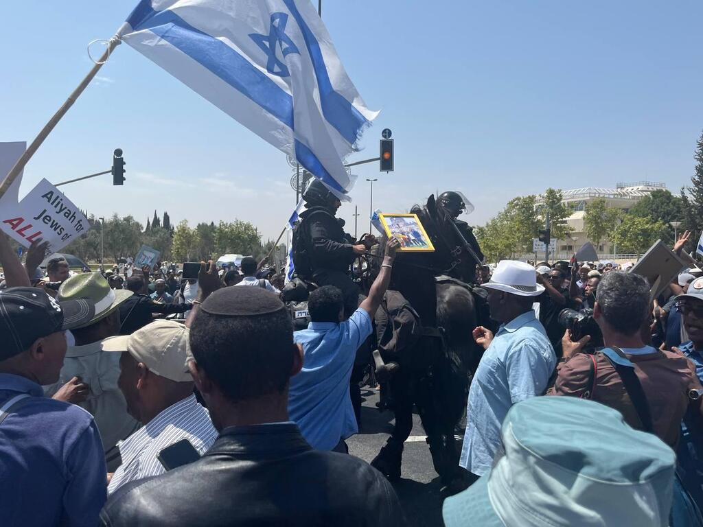 הפגנה למען העלאת כל יהודי אתיופיה מגונדר - המפגינים חוסמים את צומת סינמה סיטי