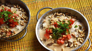 מתכונים מנות אישיות של סינייה עם עגבניות וצנוברים מעל