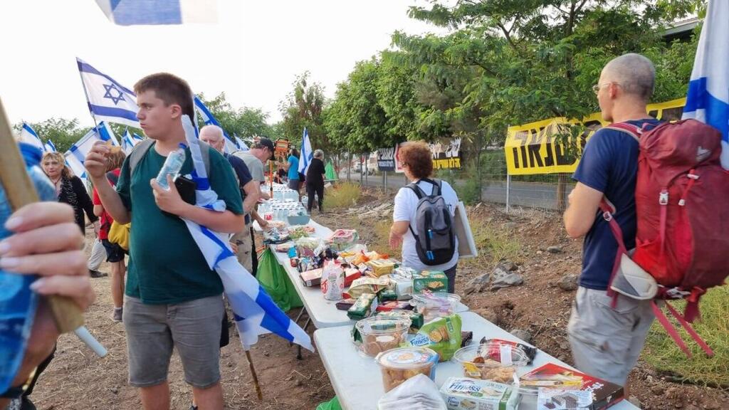 מפגינים ומפגינות בחופשתו של ראש הממשלה  בנימין נתניהו ברמות