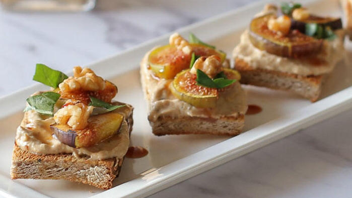 מתכונים ברוסקטה עם קרם חצילים ותאנים טריות