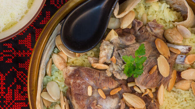 מתכונים מנסף בדואי עם מרק יוגורט בצד