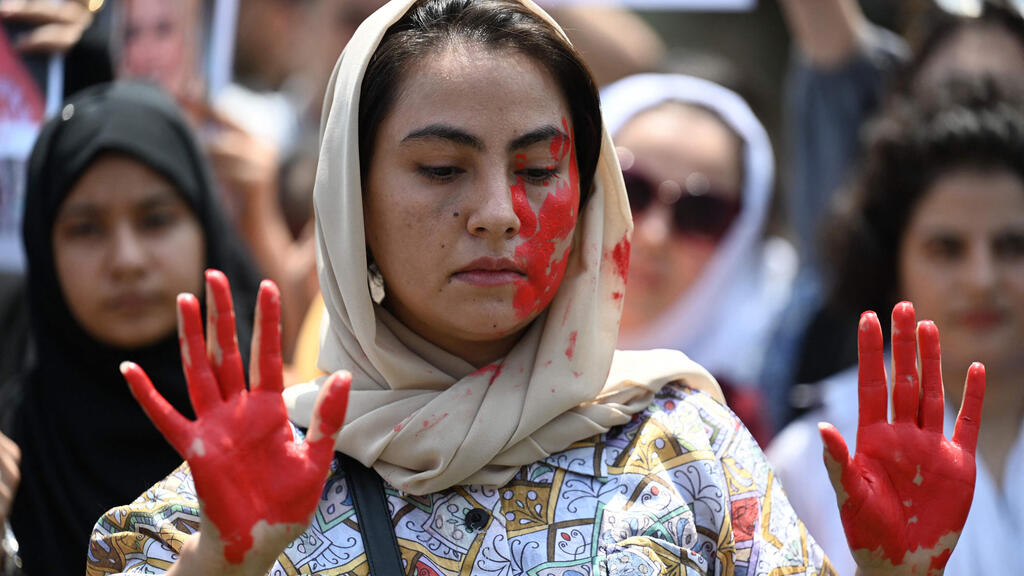 נשים אפגניות ב פקיסטן הפגנה נגד משטר ה טליבאן ב אפגניסטן