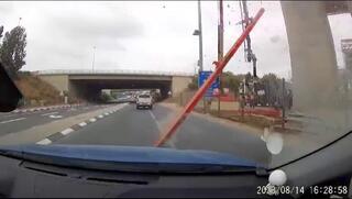 קורת פלדה כמעט נופלת על רכב בכביש 431