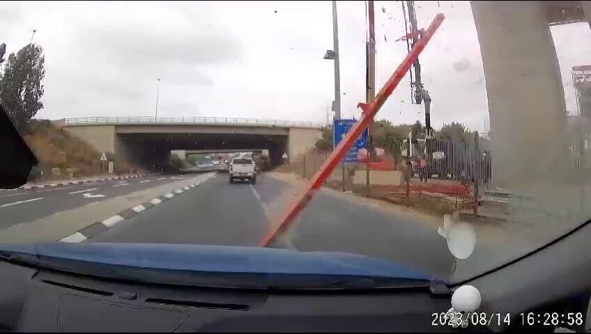 קורת פלדה כמעט נופלת על רכב בכביש 431