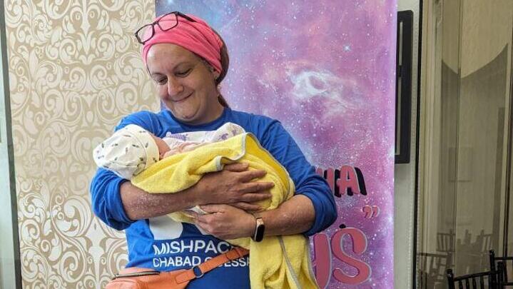 התינוקת שרה מועברת לבית יתומים באודסה