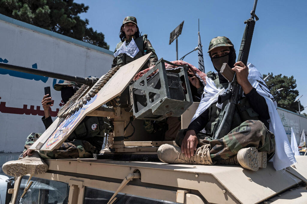 Taliban fighters celebrate two-year anniversary of US withdrawal Afghanistan (Photo: Wakil KOHSAR / AFP) כוחות טליבאן בקאבול