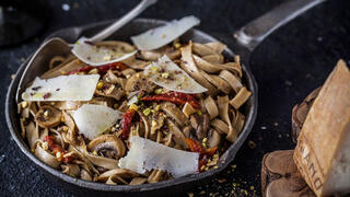 פסטה עם פטריות של חורף, עגבניות מיובשות, חמאה ויין לבן