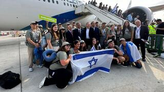Olim arrive in Ben Gurion Airport 