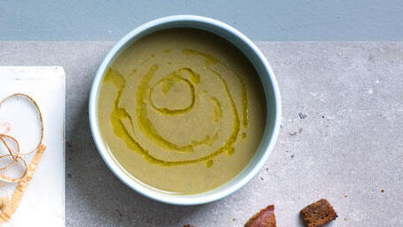 מתכונים מרק אפונה יבשה עם שורש פטרוזיליה, שום ובצל סגול