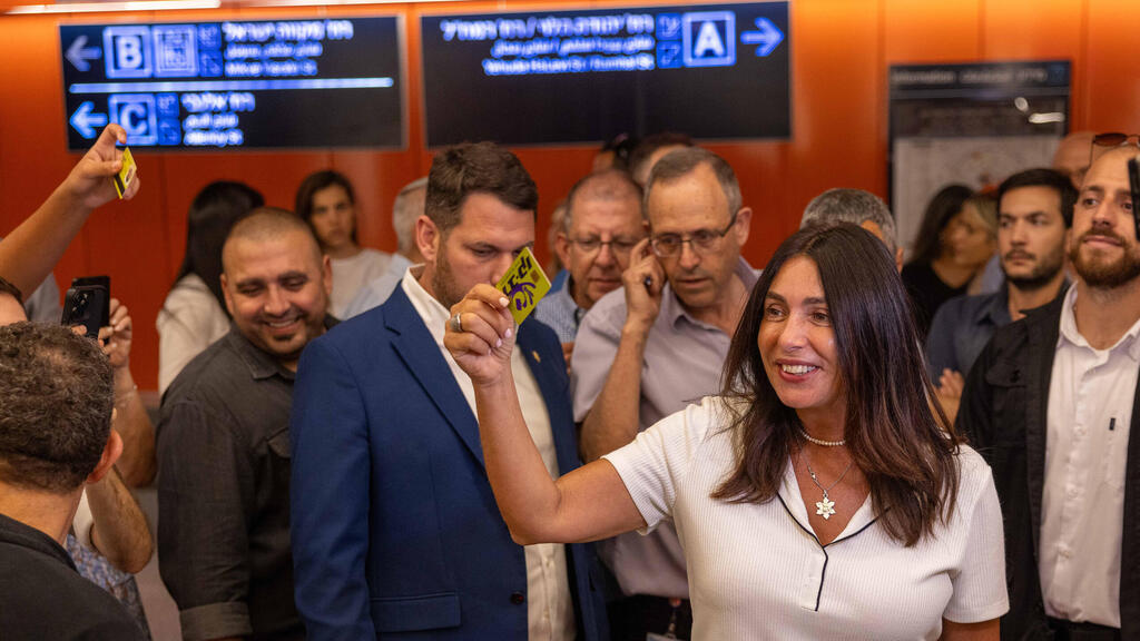  נסיעה בקו האדום של הרכבת הקלה מתחנת רכבת קלה ארליך, בהשתתפות רגב ומנכל נתע