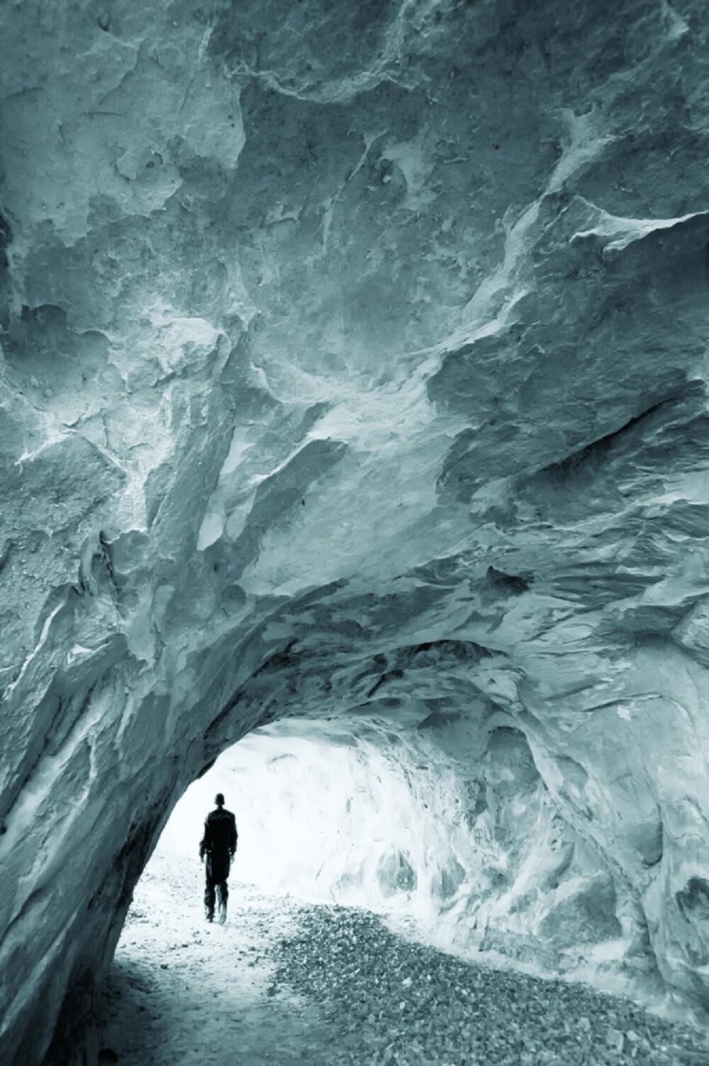אדם במערת קרח