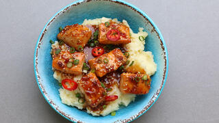 מתכונים סלמון במחבת ברוטב סויה, שומשום וצ'ילי מתוק