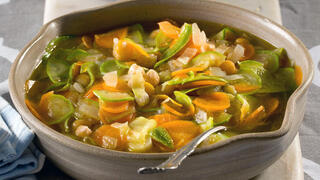 מתכונים מרק ירקות מהיר עם קוסקוס וגרגירי חומוס