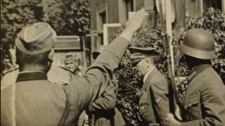 היטלר ביציאה מהארמון בעיירה, 1939