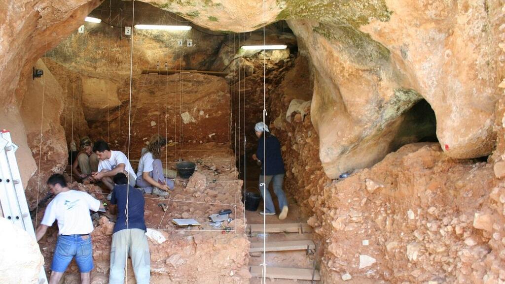 החפירות הארכיאולוגיות שבוצעו במערות שבהרי אטאפוורקה בספרד