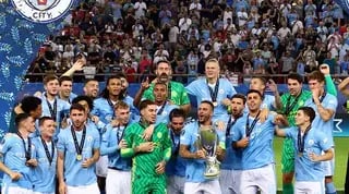 שחקני מנצ'סטר סיטי עם הגביע