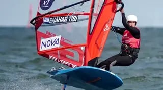 שחר טיבי עם הגופיה האדומה המסמנת את המקום השני באליפות