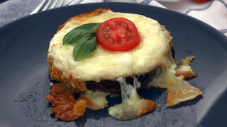 "פיצה" ללא בצק על בסיס חציל בתנור