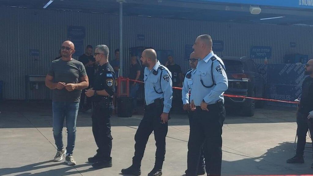 Место происшествия в Беэр-Шеве (Фото: полиция) חוקרי משטרה בזירה