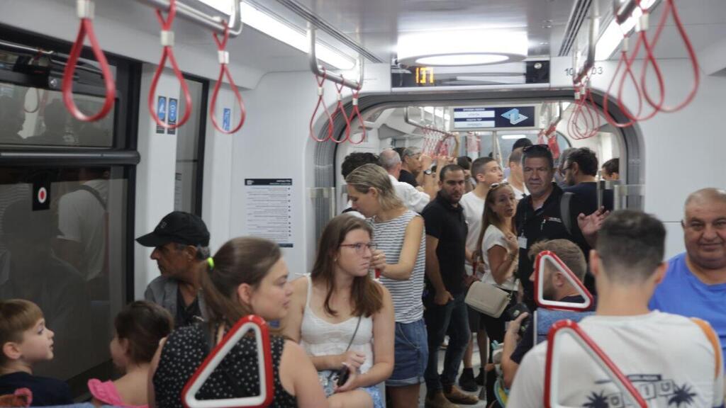 נוסעים ברכבת הקלה בארלוזורוב, תל אביב
