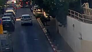 תיעוד: המחבל שרצח את חן אמיר ז"ל יורד מרכב ההסעות של  שאדי בן אחמד גאבר שנוהג בפסילה, תל אביב