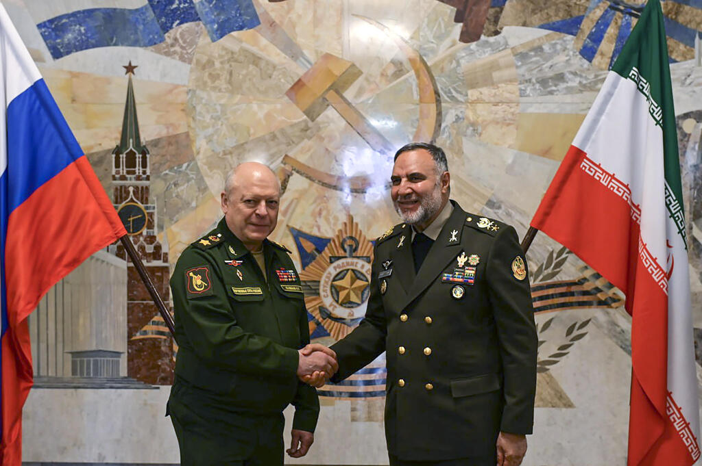 Commander of the Iranian Army's Ground Forces, Kioumars Heydari and Russian Ground Forces Commander-in-chief Oleg Salyukov 