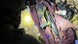 הנשק שהוסגר במעצר הפלסטינים החשודים בביצוע פיגוע