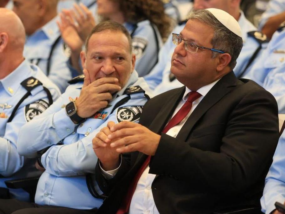 איתמר בן גביר ויעקב שבתאי בקס חילופי מפקד מחוז חוף