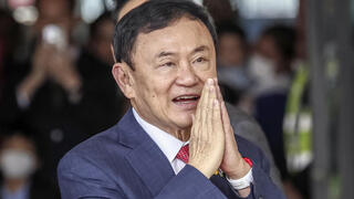 טקסין צ'ינוואט ראש ממשלת תאילנד לשעבר אחרי נחיתתו ב בנגקוק אחירי 15 שנים בגלות 