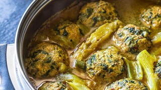 קציצות עוף והודו עם תרד על מצע של שומר