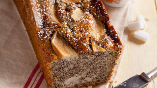 עוגת פרג בחושה עם אגסים