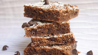 חיתוכיות שקדים ושוקולד ללא קמח עם שוקולד צ'יפס