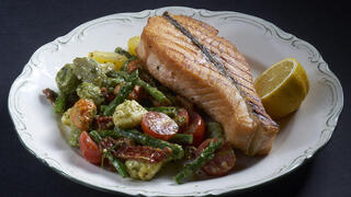 סלמון בתנור עם ניוקי, אספרגוס, פסטו ועגבניות