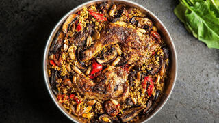 כרעיים בתנור עם יין, ירקות ובוטנים על מצע של פריקי