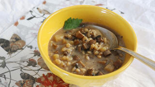 מרק פטריות עשיר עם גריסים ותפוחי אדמה