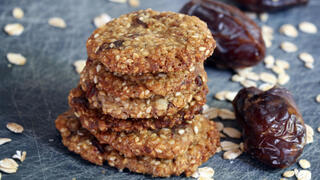 עוגיות שיבולת שועל עם תמרים ושומשום